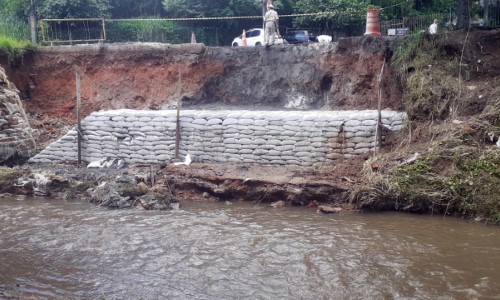 Infraestrutura de VR constrói muro em rua do bairro Vila Santa Cecília